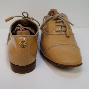 Tory Burch cream colored lace up patent leather shoes in size 6.5M